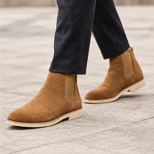 bottines chelsea homme marron clair a semelle claire portees en marchant avec un pantalon sombre 45408