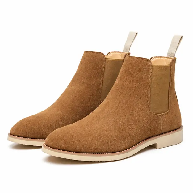 bottines chelsea homme marron clair a semelle claire vue de trois quarts sur fond blanc 45408