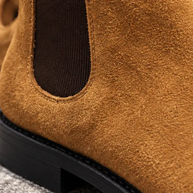 bottines chelsea homme marron en suedine detail de lelastique et de la texture 45375