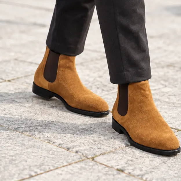 bottines chelsea homme marron en suedine portees en marchant avec un pantalon sombre 45375