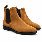 bottines chelsea homme marron en suedine vue de trois quarts sur fond blanc 45375