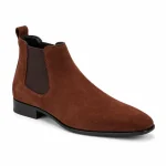 bottines chelsea homme marron en suedine vue de trois quarts sur fond blanc 45389