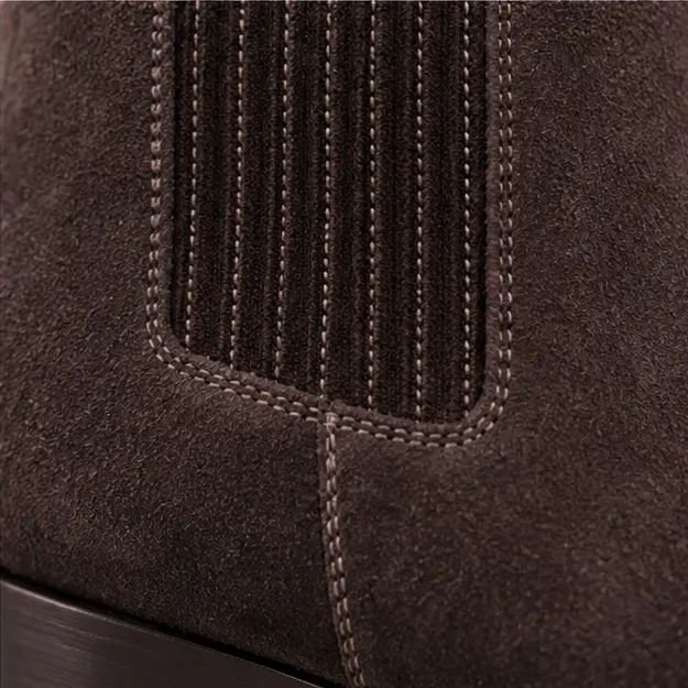 bottines chelsea homme marron fonce a bout effile detail de lelastique et de la texture 45381