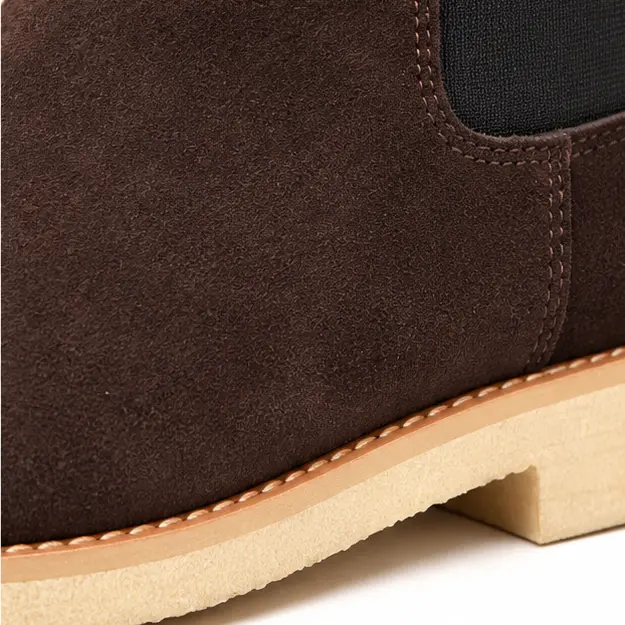 bottines chelsea homme marron fonce a semelle claire detail de lelastique et de la texture 45409