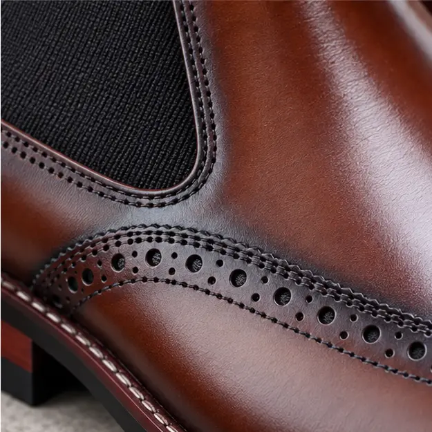 bottines chelsea homme marron style brogue detail des perforations brogue et de lelastique 45309