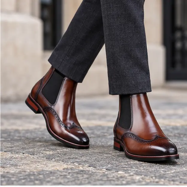 bottines chelsea homme marron style brogue portees en marchant avec un pantalon sombre 45309
