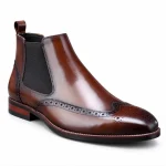 bottines chelsea homme marron style brogue vue de trois quarts sur fond blanc 45309
