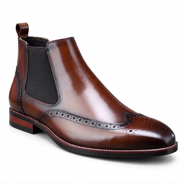 bottines chelsea homme marron style brogue vue de trois quarts sur fond blanc 45309
