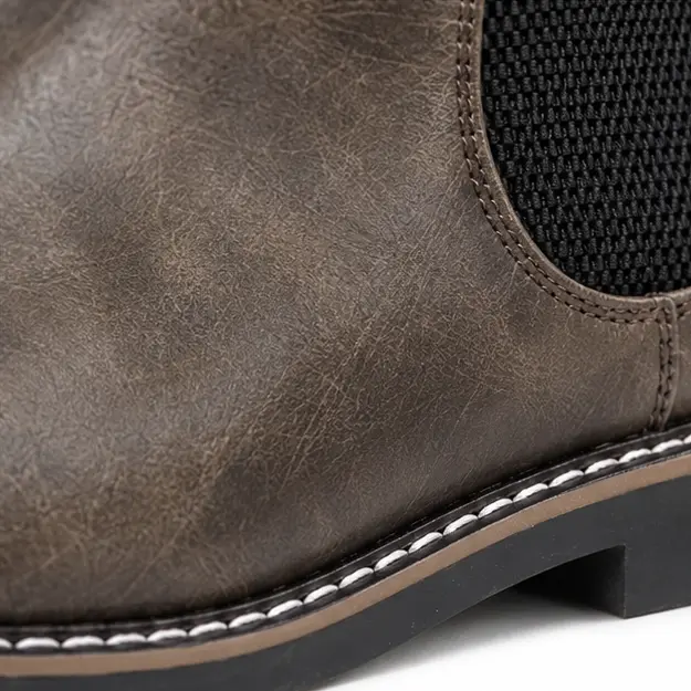 bottines chelsea homme marron taupe a elastiques noirs detail de lelastique et de la texture 45368