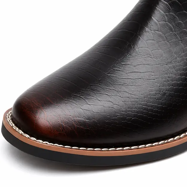 bottines chelsea homme marron tres fonce a texture ecaille detail de la texture ecaille et du bout patine 45415
