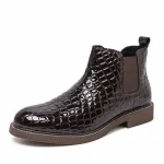 bottines chelsea homme marron tres fonce effet crocodile vue de trois quarts sur fond blanc 45372
