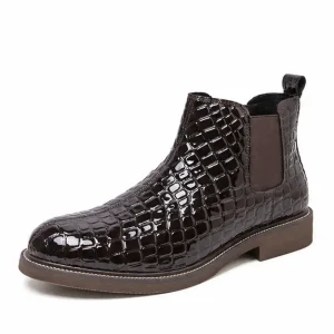 bottines chelsea homme marron tres fonce effet crocodile vue de trois quarts sur fond blanc 45372