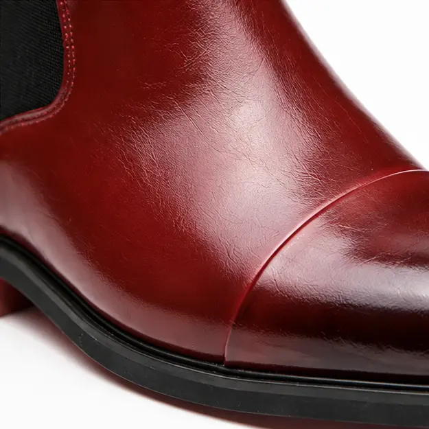 bottines chelsea homme rouges a semelle rouge detail du bout rapporte et de la finition brillante 45404