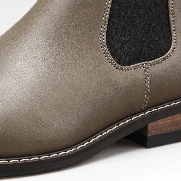 bottines chelsea homme taupe kaki a tige lisse detail de lelastique et de la texture 45384