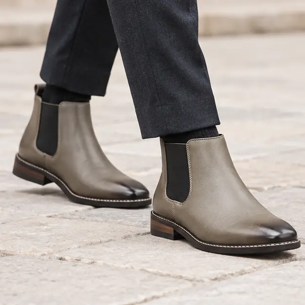 bottines chelsea homme taupe kaki a tige lisse portees en marchant avec un pantalon sombre 45384