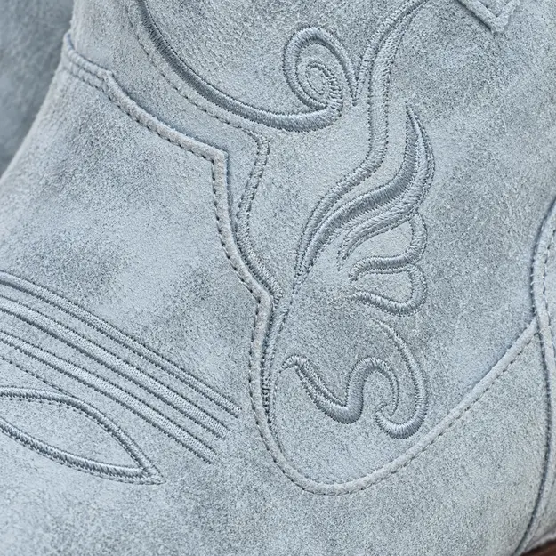 bottines cowboy femme bleu clair a broderies detail des broderies et de la texture bleu clair 45204