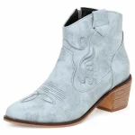 bottines cowboy femme bleu clair a broderies vue de trois quarts sur fond blanc 45204