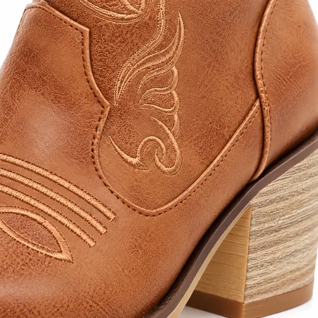 bottines cowboy femme marron a broderies detail des broderies et du talon bois 45205