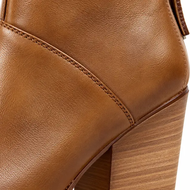 bottines cowboy femme marron a talon detail des coutures et du talon 45207