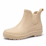 bottines de pluie femme beiges en pvc vue de trois quarts sur fond blanc 45192