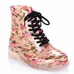 bottines de pluie femme beiges fleuries fantaisie vue de trois quarts sur fond blanc 45175
