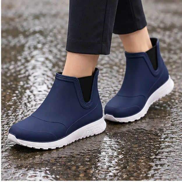 bottines de pluie femme bleu fonce fourrees portees en marchant avec un pantalon sombre 45180