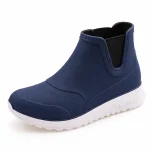 bottines de pluie femme bleu fonce fourrees vue de trois quarts sur fond blanc 45180
