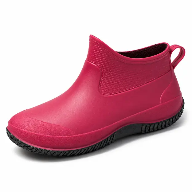 bottines de pluie femme fuchsia a semelle contrastante vue de trois quarts sur fond blanc 45161