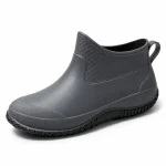 bottines de pluie femme grises a semelle contrastante vue de trois quarts sur fond blanc 45162