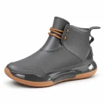 bottines de pluie femme grises style sport vue de trois quarts sur fond blanc 45170