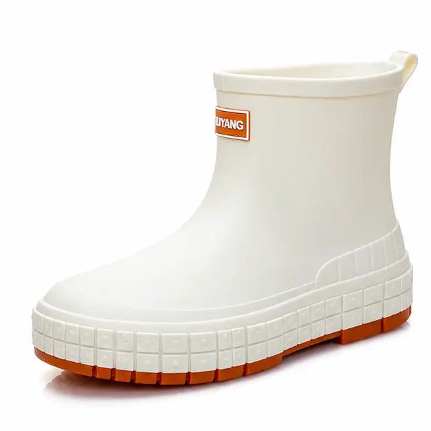 bottines de pluie femme ivoire en caoutchouc vue de trois quarts sur fond blanc 45186