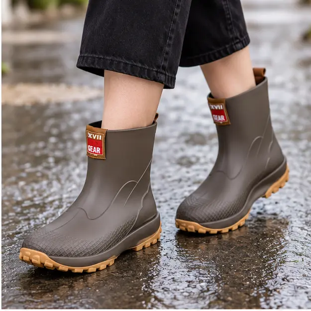 bottines de pluie femme marron a semelle epaisse portees en marchant avec un pantalon sombre 45184