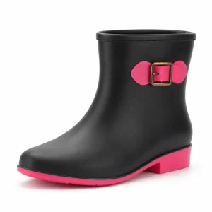 bottines de pluie femme noires a details roses a enfiler vue de trois quarts sur fond blanc 45166