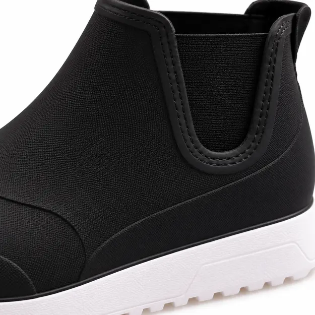 bottines de pluie femme noires et blanches fourrees detail de lelastique et de la semelle blanche 45178