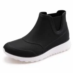 bottines de pluie femme noires et blanches fourrees vue de trois quarts sur fond blanc 45178