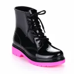 bottines de pluie femme noires et roses fantaisie vue de trois quarts sur fond blanc 45196
