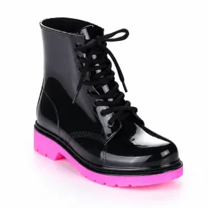 bottines de pluie femme noires et roses fantaisie vue de trois quarts sur fond blanc 45196