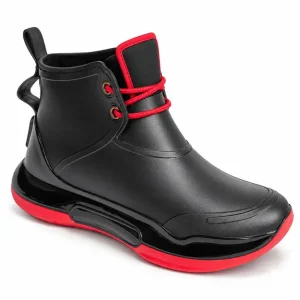 bottines de pluie femme noires et rouges style sport vue de trois quarts sur fond blanc 45172