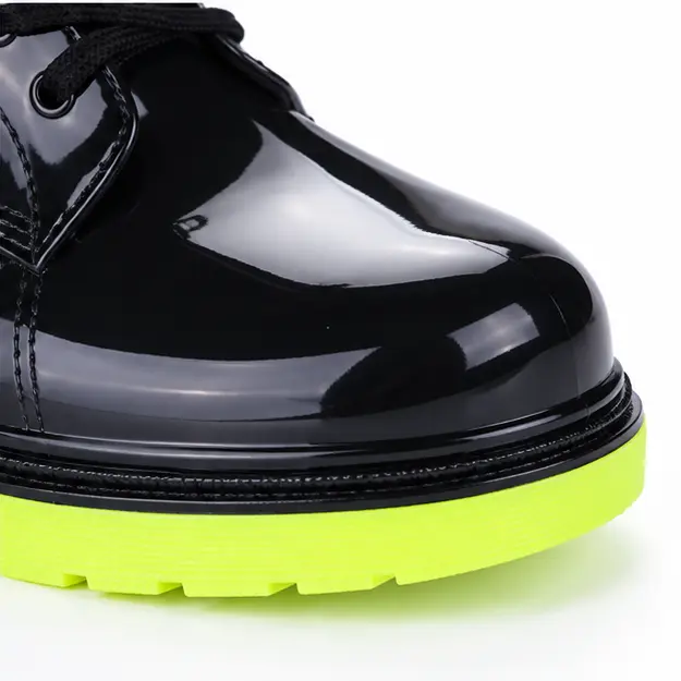 bottines de pluie femme noires et vertes a lacets detail du bout noir brillant et de la semelle verte 45190