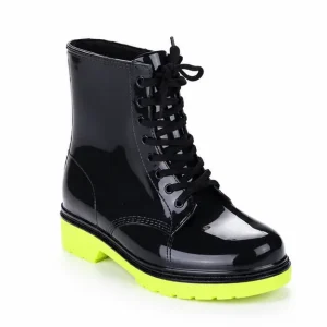 bottines de pluie femme noires et vertes a lacets vue de trois quarts sur fond blanc 45190