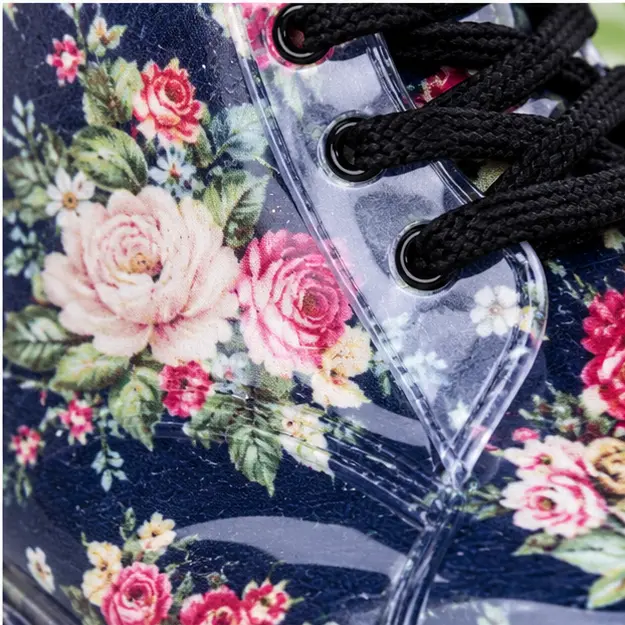 bottines de pluie femme noires fleuries fantaisie detail du motif fleuri et des lacets noirs 45199