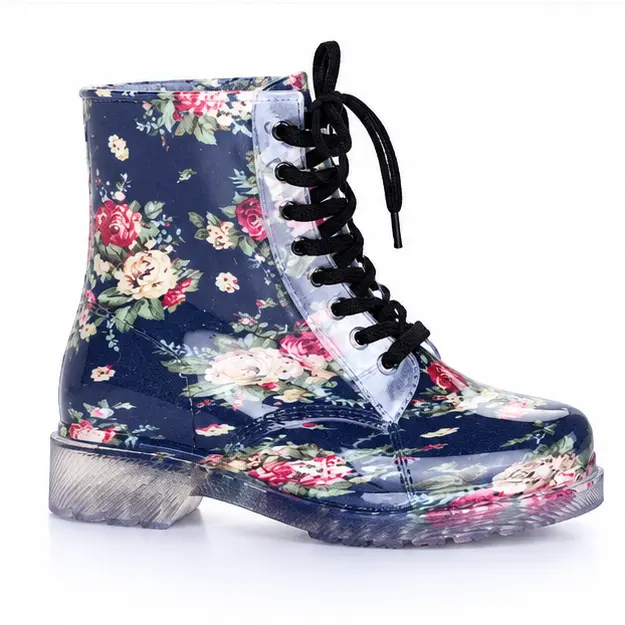 bottines de pluie femme noires fleuries fantaisie vue de profil sur fond blanc 45199