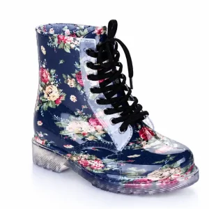 bottines de pluie femme noires fleuries fantaisie vue de trois quarts sur fond blanc 45199