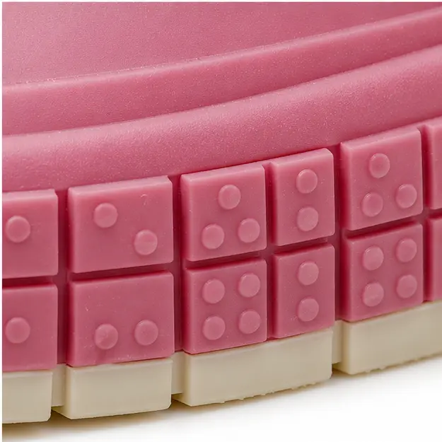 bottines de pluie femme roses en caoutchouc detail des motifs en relief de la semelle 45185