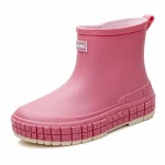 bottines de pluie femme roses en caoutchouc vue de trois quarts sur fond blanc 45185