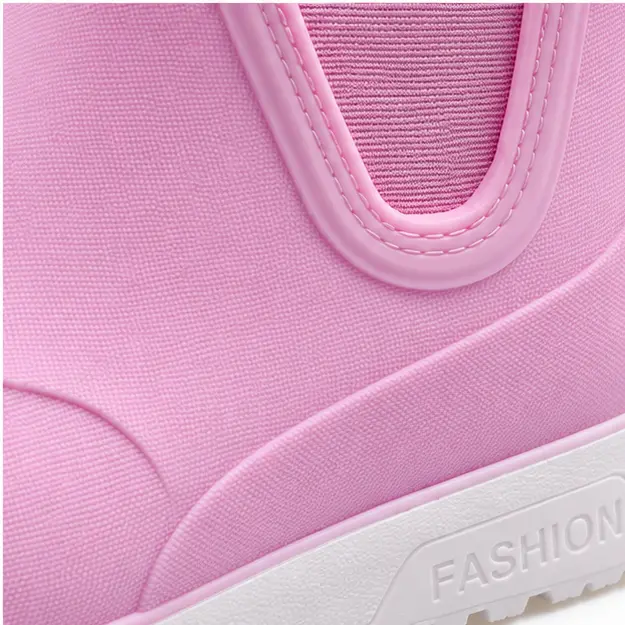bottines de pluie femme roses fourrees detail de lelastique et de la texture 45181