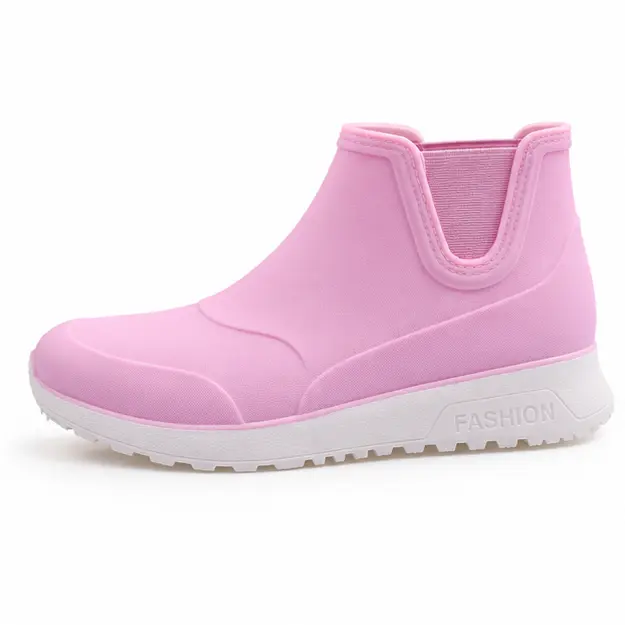 bottines de pluie femme roses fourrees vue de profil sur fond blanc 45181