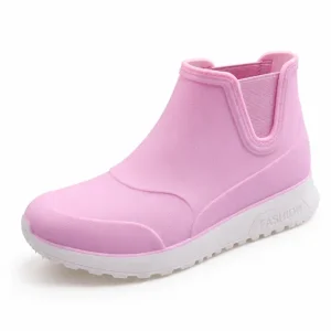 bottines de pluie femme roses fourrees vue de trois quarts sur fond blanc 45181