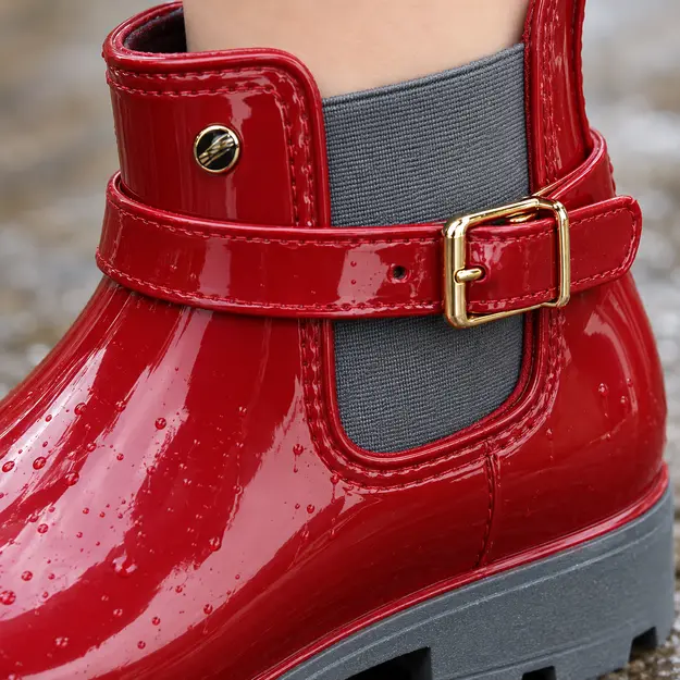 bottines de pluie femme rouges en caoutchouc detail de la boucle et du caoutchouc rouge brillant 45169