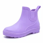 bottines de pluie femme violettes en pvc vue de trois quarts sur fond blanc 45193